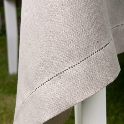 Luonnonharmaa pellava pöytäliina, käännettävä helma 4cm leveä, tyylikäs reikäommel