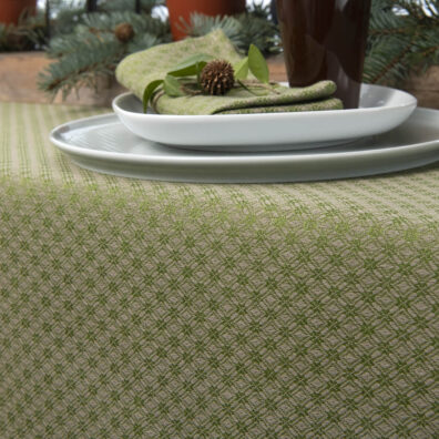 Vihreä puolipellava pöytäliina, kuvio timantteja, joissa on pieniä kukkia