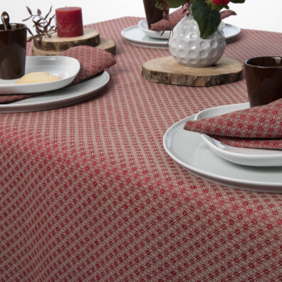 Punainen puolipellava pöytäliina, kuvio timantteja, joissa on pieniä kukkia