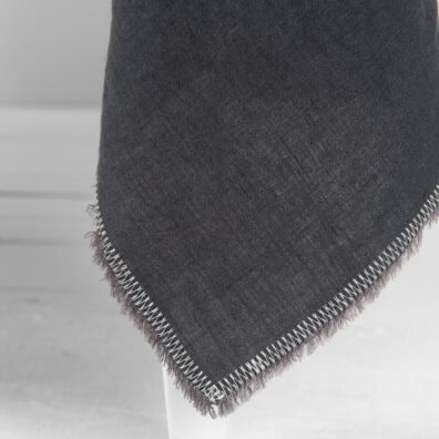 Pellava pöytäliina antrasiitti, jossa on 1,5 cm:n hapsut