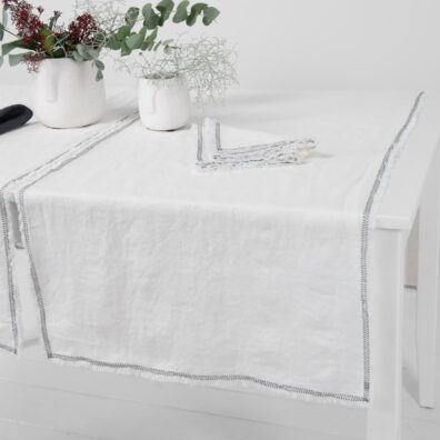 Pellava valkoinen kaitaliina on valmistettu erikoispestystä, pehmeästä ja joustavasta kankaasta