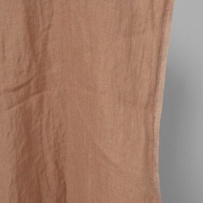 Pellavakangas vaaleaa savea pesty soveltuu vaatteiden ja kodintekstiilien ompeluun