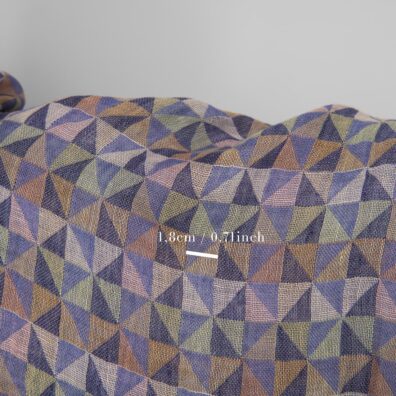 Pellavakangas jossa on violetteja kolmioita pesty leveys 145cm