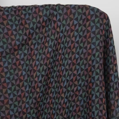 Pellavakangas jossa on monivärisiä kolmioita pesty