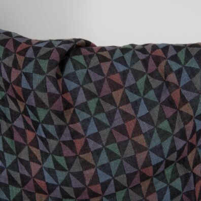 Pellavakangas jossa on monivärisiä kolmioita pesty soveltuu vaatteiden ja kodintekstiilien ompeluun