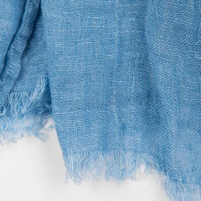 FINO vaaleansininen pellavahuivi, jonka lyhyissä reunoissa on 2cm hapsut