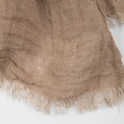 FINO taupe pellavahuivi, jonka lyhyissä reunoissa on 2cm hapsut