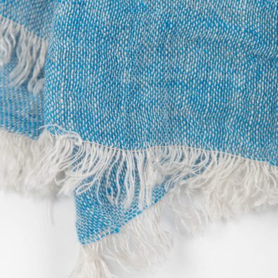 FINO harmaansininen pellavahuivi, jonka lyhyissä reunoissa on 2cm hapsut