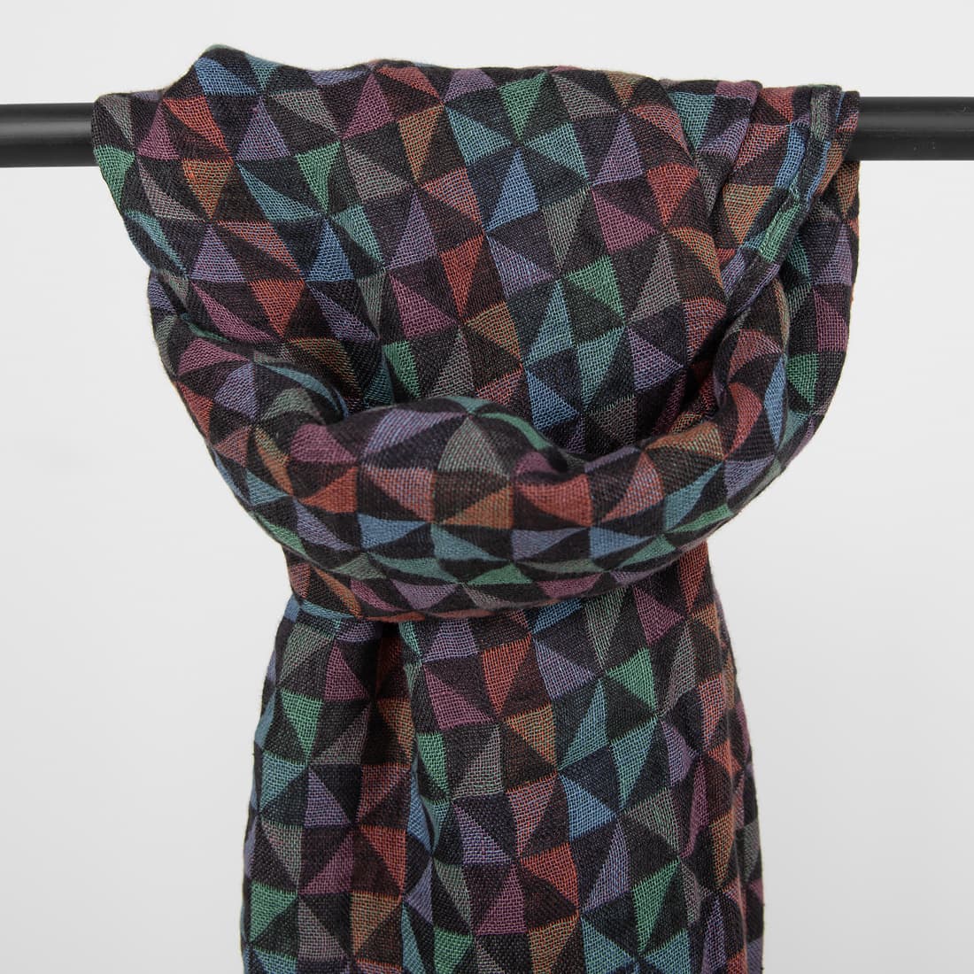 MOLI monivärinen pellavahuivi on valmistettu pehmeästä, notkeasta, erikoispestystä kankaasta