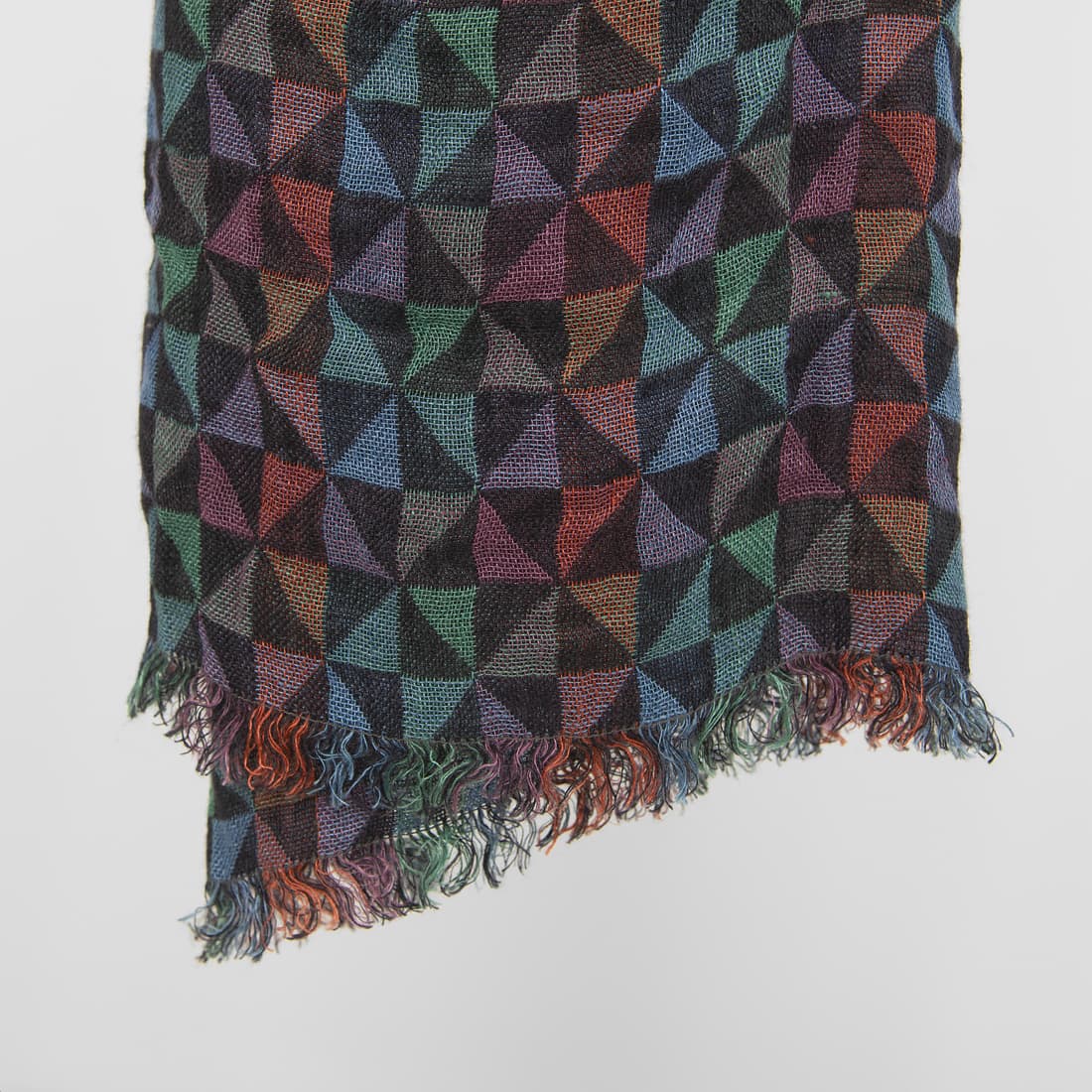 MOLI monivärinen pellavahuivi, jonka lyhyissä reunoissa on 2,5cm hapsut