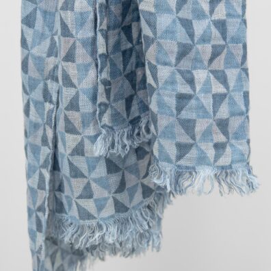 MOLI sininen pellavahuivi, jonka lyhyissä reunoissa on 2,5cm hapsut