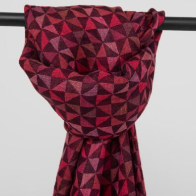 MOLI punainen pellavahuivi on valmistettu pehmeästä, notkeasta, erikoispestystä kankaasta