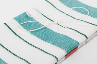Pellavapuuvillainen keittiöpyyhesarja, valkoinen vihreillä/punaisilla raidoilla