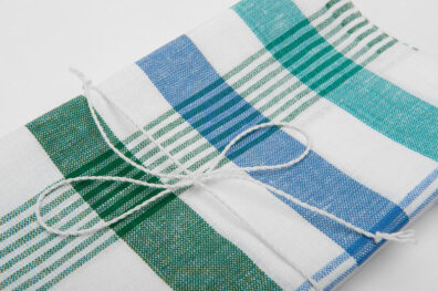 pellavapuuvillainen keittiöpyyhesarja valkoinen vihreillä ja sinisillä raidoilla