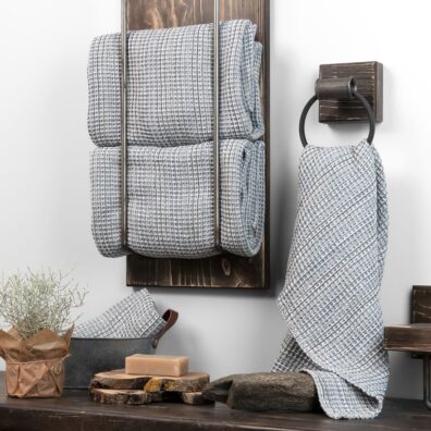 Pellavanharmaa kylpyhuoneen pyyhe mustilla raidoilla