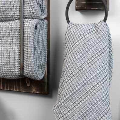 Pellavanharmaa kylpyhuoneen pyyhe mustilla raidoilla, pehmeä