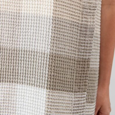Ruudullinen hiekanvärinen puuvillainen pellavapyyhe, vohvelikudos