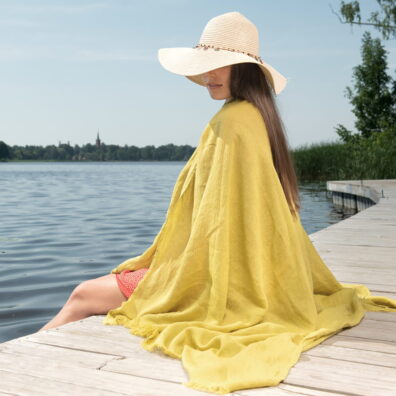 Pellavapuuvillainen keltainen rantapyyhe, erityisesti pesty pehmeyden lisäämiseksi.