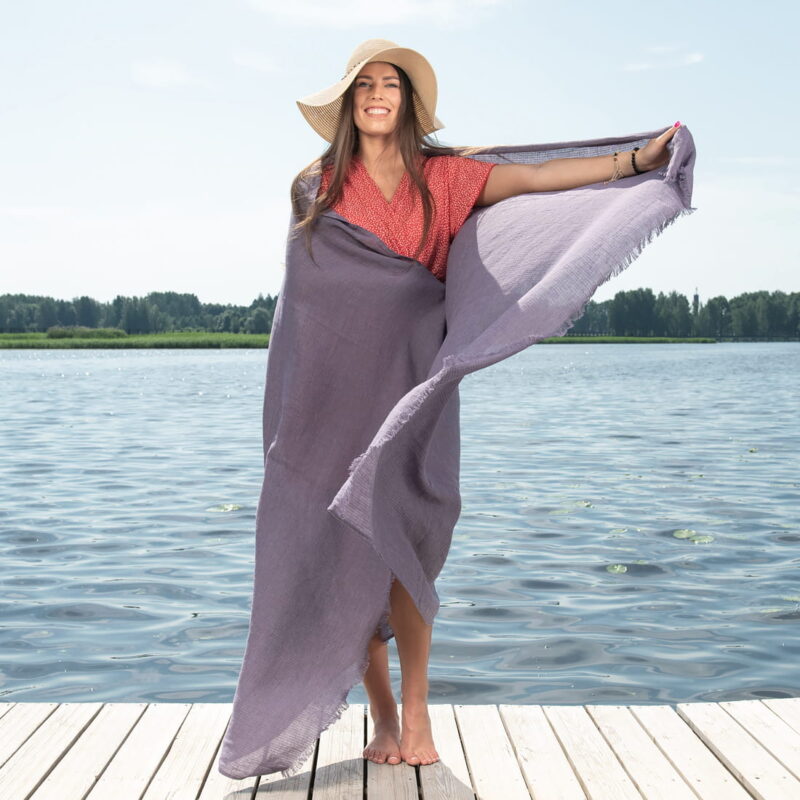 Violetti pellavainen rantapyyhe