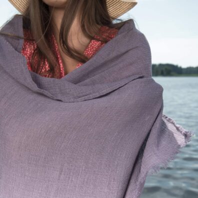 nainen, jolla on hattu, jossa on violetti huopa