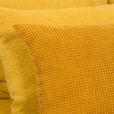 BINGO puolipellava sinapinkeltainen koristetyynyliina vohvelipiqué