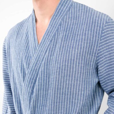 Miesten pellavainen kylpytakki sinisenä