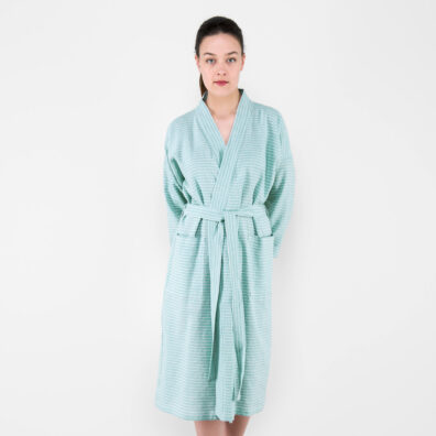 vaaleanvihreä naisten kylpytakki, jossa on valkoisia raitoja