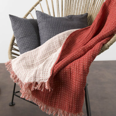 MEGA punainen puolipellava huopa, joiden lyhyet reunat ovat 5 cm:n pituisia kynittyjä hapsuja