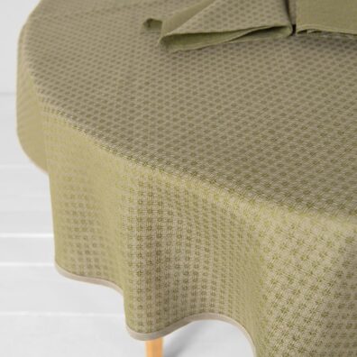 Puolipellava pyöreä ovaali vihreä pöytäliina, timantteja, joissa on pieniä kukkia