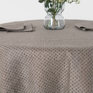 Puolipellava pyöreä ovaali ruskea pöytäliina ja lautasliinat