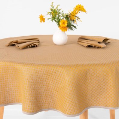 Puolipellava pyöreä ovaali keltainen pöytäliina ja lautasliinat