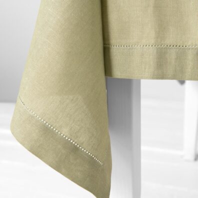 Puolipellava vihertävä pöytäliina, käännettävä helma 4cm leveä, tyylikäs reikäommel