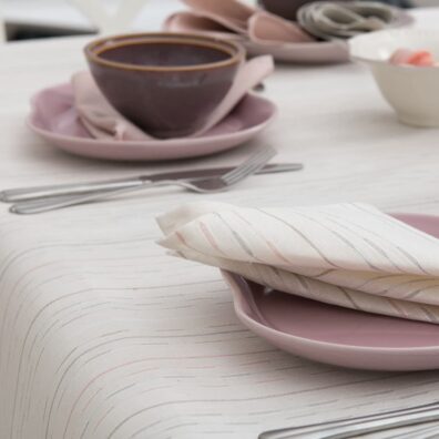 RIGA puolipellava valkoinen pöytäliina ja lautasliinat samaa mallia