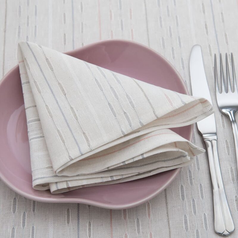 RIGA puolipellava valkoinen lautasliina harmailla raidoilla