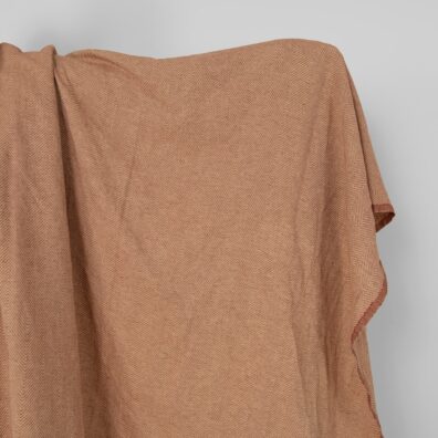 Puolipellavainen kangas kellertävän ruskeaa kalanruotoa pesty