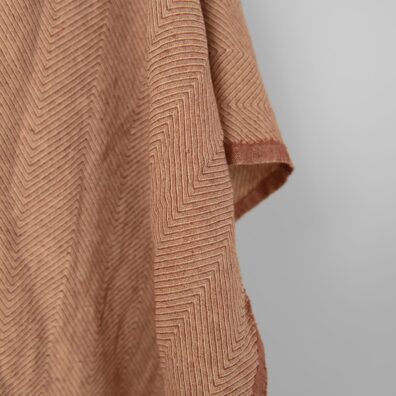 Puolipellavainen kangas kellertävän ruskeaa kalanruotoa pesty soveltuu vaatteiden ja kodintekstiilien ompeluun