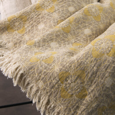 FLORE puolipellava huopa sinapinkeltainen, kaksipuolinen, kukkakuvio, jacquard