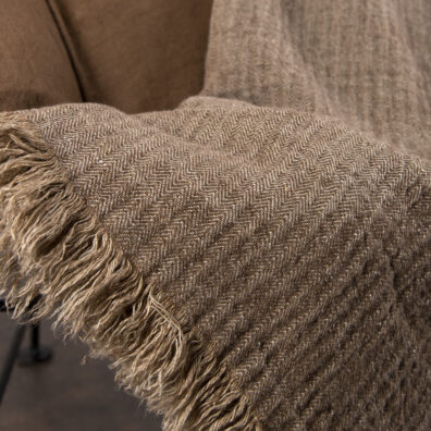 Pellava huopa suklaanruskea-luonnonharmaa kalanruotokudos, 5cm pitkät hapsut lyhyissä reunoissa