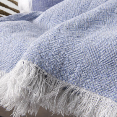 Pellava huopa vaaleansininen panama kuvio, 5cm pitkät hapsut lyhyissä reunoissa