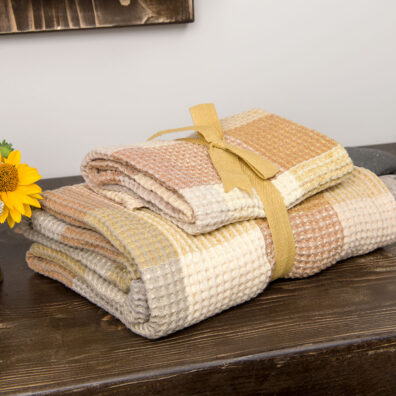 Kahden pyyhkeen setti on sidottu leveällä nauhalla