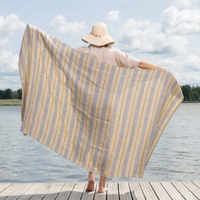 Pellava rantapyyhe sininen raidallinen, erityisesti pesty antamaan pehmeän tunteen ja hellävaraisen kosketuksen