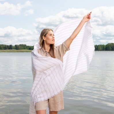 Puolipellava lumenvalkoista rantapyyhe beige raidallinen