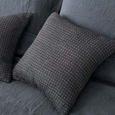 GRAFFITI tumman metallinharmaa (siniharmaa) pellava vuodevaatteet ja tummanharmaa huopa MEGA