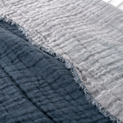 OXFORD pellava vuodevaatteet harmaa raidallinen ja FOCUS huopa harmaa