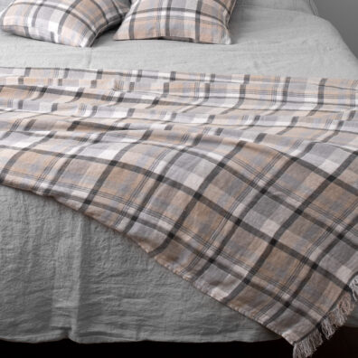 ALASKA vaaleanharmaa pellava vuodevaatteet ja JARA harmaa huopa