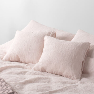 AMELIA vaaleanpunainen pellavainen tyynynpäällinen läpällä
