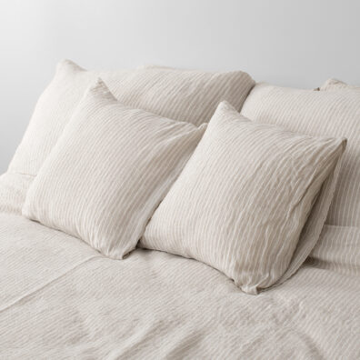 POLO luonnonharmaa - valkoinen raidallinen pellavainen tyynynpäällinen läpällä