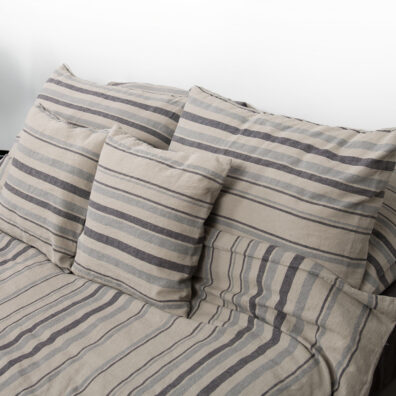 OWA beige - harmaa raidallinen puolipellavainen tyynynpäällinen läpällä