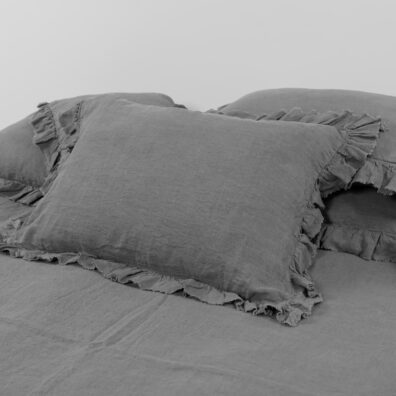 PROVANCE tummanharmaa pellavainen tyynynpäällinen, jossa on läppäsuljenta ja 8,5 cm röyhelöt kaikilla sivuilla, joissa on 1 cm hapsut