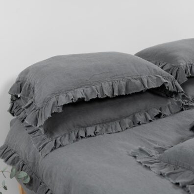 PROVANCE tummanharmaa pellavainen pussilakana vetoketjusuljenta ja 8,5 cm röyhelöt kaikilla sivuilla, joissa on 1 cm hapsut